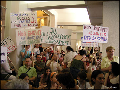 les parents d’élèves dans la salle du conseil municipal - 62.1 ko les parents d’élèves dans la salle du conseil municipal - 62.1 ko