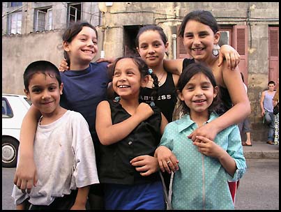 Les enfants de la rue Perret / expulsion prévue mardi 5 juillet 2005 - 52.9 ko Les enfants de la rue Perret / expulsion prévue mardi 5 juillet 2005 - 52.9 ko