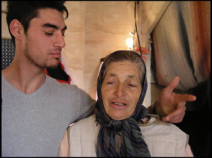 Florin et sa grand-mère St-Etienne 2005 ©mpv - 46.5 ko Florin et sa grand-mère St-Etienne 2005 ©mpv - 46.5 ko