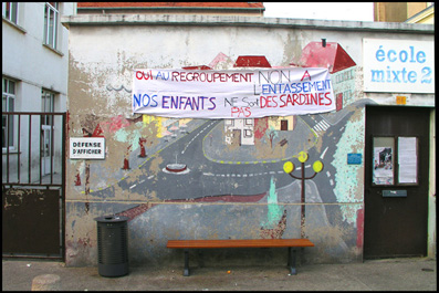 sur le mur de l’école de la Place Jacquard... - 67.1 ko sur le mur de l’école de la Place Jacquard... - 67.1 ko