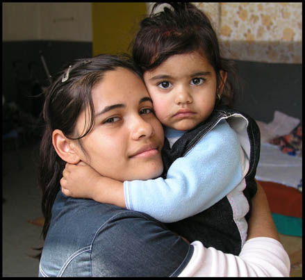 Janina, et sa fille Damaris née en France / St-Etienne-Montplaisir / 7 septembre 2007 - 74.2 ko Janina, et sa fille Damaris née en France / St-Etienne-Montplaisir / 7 septembre 2007 - 74.2 ko