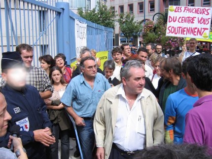 Au procès de Clermont-Ferrand, le 16 septembre 2005 - 57.9 ko Au procès de Clermont-Ferrand, le 16 septembre 2005 - 57.9 ko