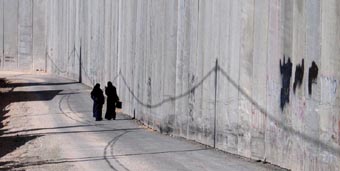 Deux femmes longent le mur près d’Abu-dis - 22.2 ko Deux femmes longent le mur près d’Abu-dis - 22.2 ko