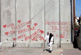 Le Mur coupe la route qui allait de Jérusalem à Béthanie. Il vient de passer à droite du mur, ou l’on aperçoit des hommes qui attendent que la jeep de l’armée s’en aille pour pouvoir passer. - 24.6 ko Le Mur coupe la route qui allait de Jérusalem à Béthanie. Il vient de passer à droite du mur, ou l’on aperçoit des hommes qui attendent que la jeep de l’armée s’en aille pour pouvoir passer. - 24.6 ko