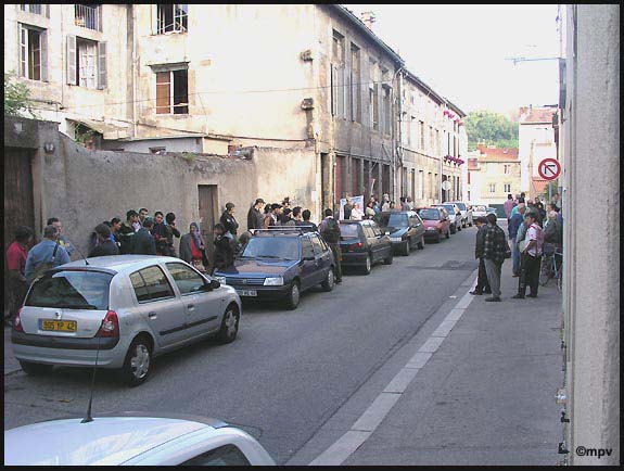 Une cinquantaine de personnes sont présentes rue Perret afin d’ empêcher le murage des habitations. - 69.4 ko Une cinquantaine de personnes sont présentes rue Perret afin d’ empêcher le murage des habitations. - 69.4 ko